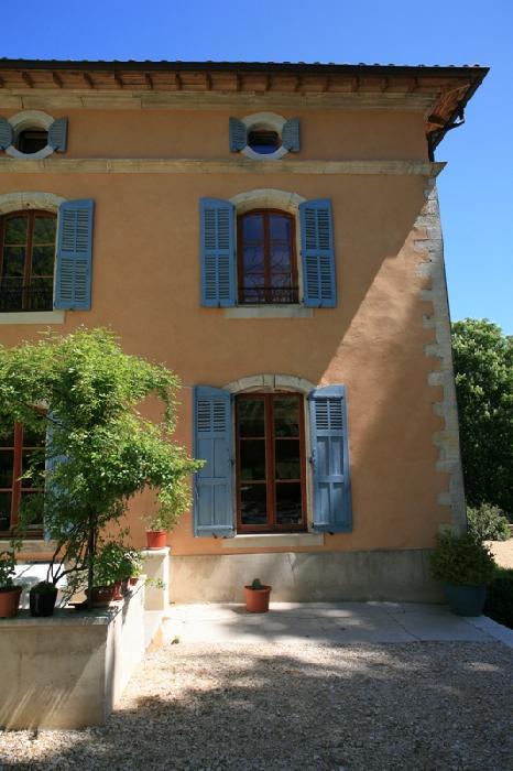 Castle of Provence of the 17th century with architecture elements of great quality and numerous outbuildings
